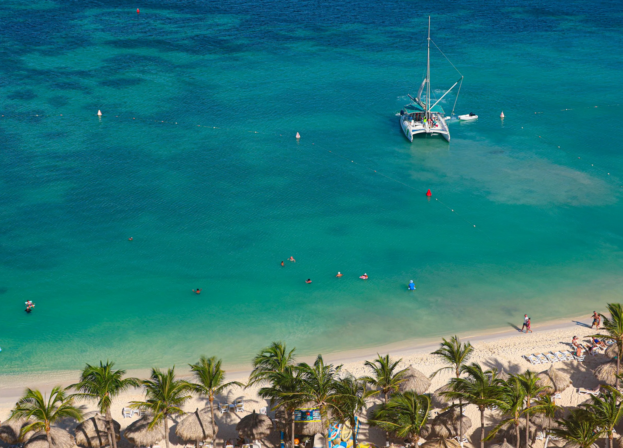 Catamarán sobre costa tropical de República Dominicana