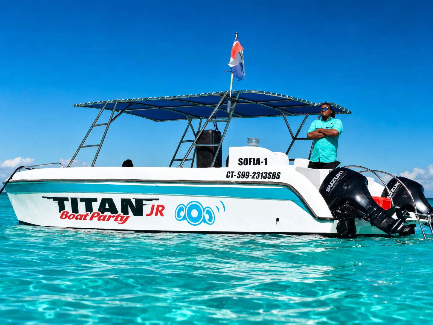 Barco Titan Jr navegando en aguas cristalinas
